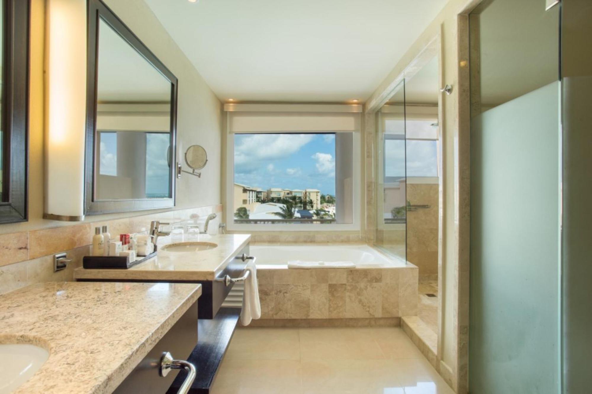 Junior Suite Ocean Front King Bed